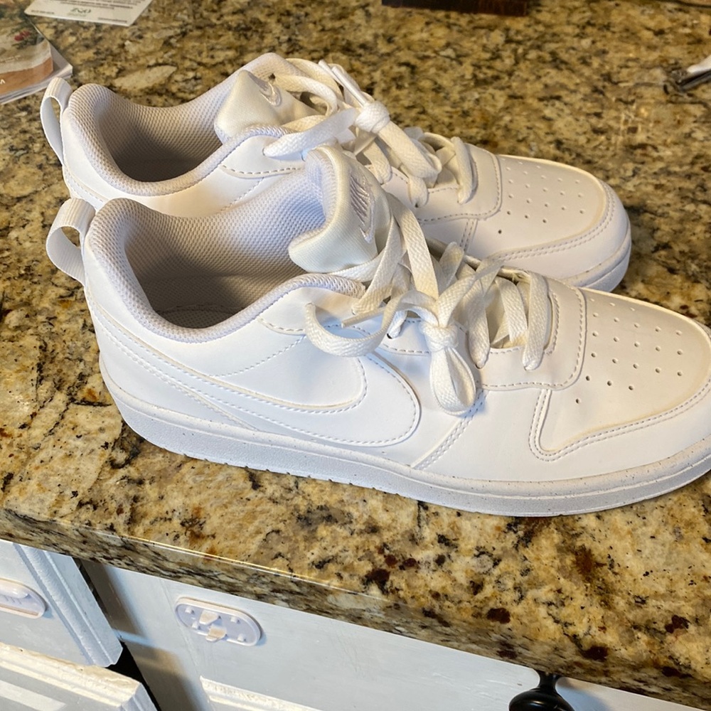 Nike all day play white sneakers